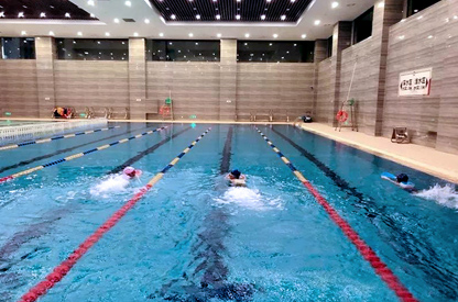半标室内恒温游泳馆重庆市巴渝学校